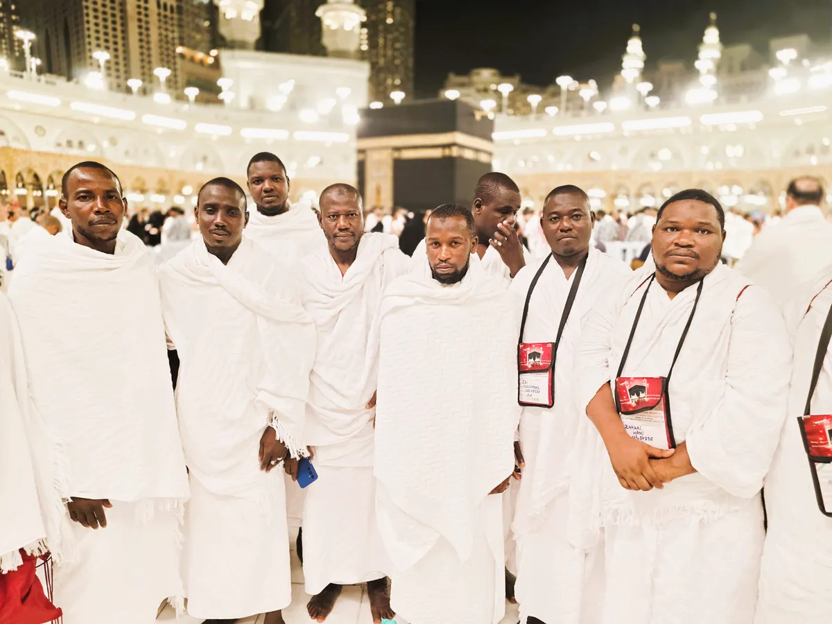 Pèlerins Bin Bab Makka devant la Kaaba