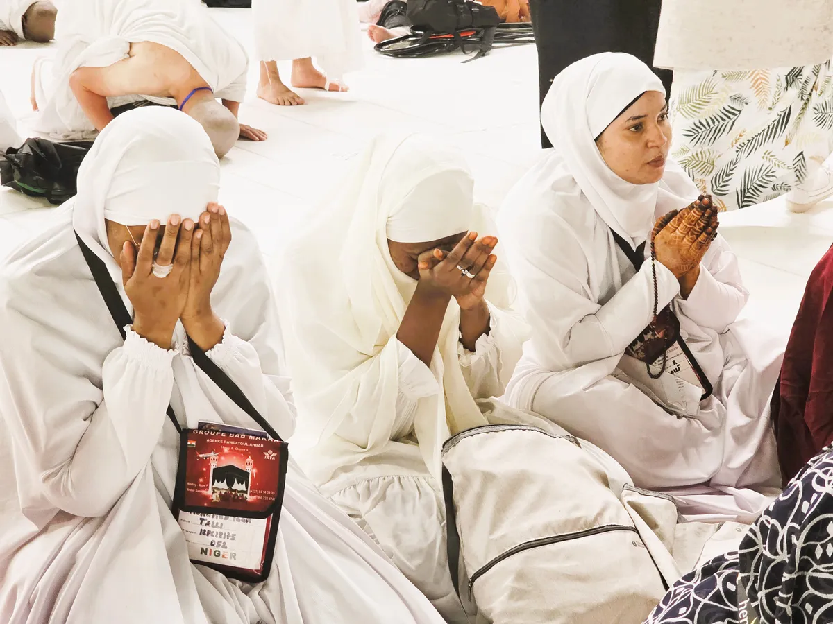 Pèlerines en prière au Haram